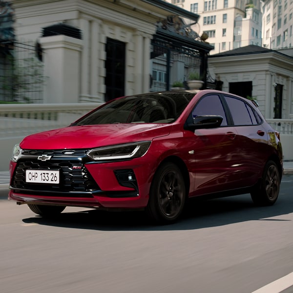 Chevrolet Onix circulando por una zona urbana.