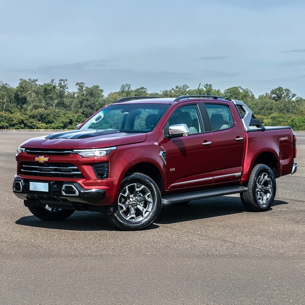 Vista lateral de la Chevrolet S10 estacionada con vegetación de fondo.