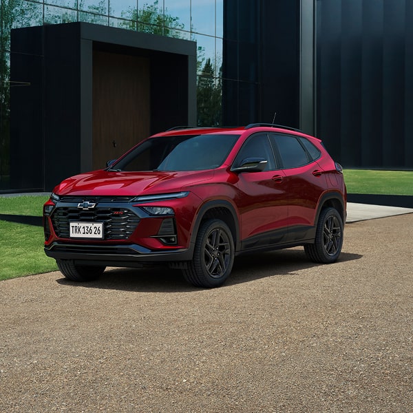 Chevrolet Tracker estacionada frente a una vivienda.