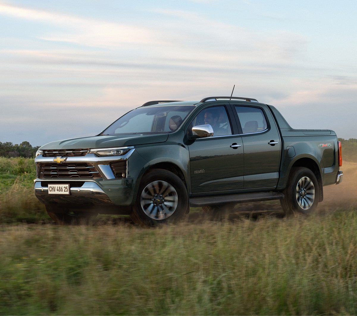 Chevrolet S10 verde en campo, accede a tu pickup con financiamiento hasta en 84 cuotas mediante Plan Chevrolet