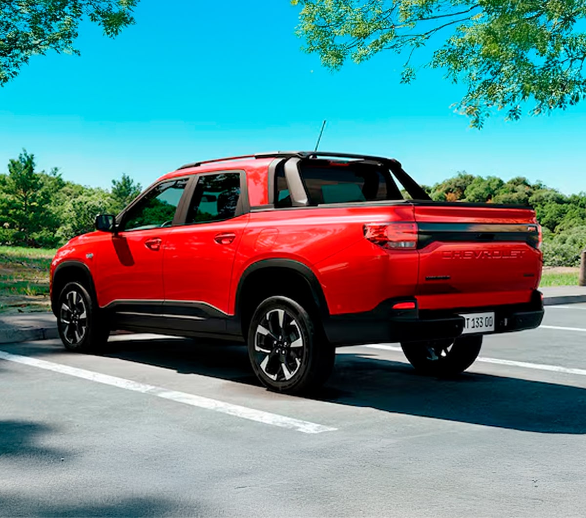 Chevrolet Montana roja, financiada hasta en 84 cuotas con seguro 50% bonificado los primeros 3 meses