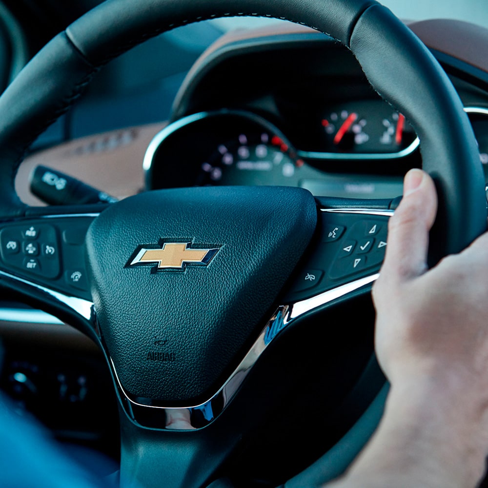 Volante Chevrolet con diseño ergonómico y controles integrados para una experiencia de conducción superior