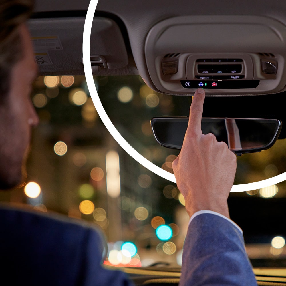 Conductor activando OnStar de Chevrolet para asistencia en carretera y seguridad conectada