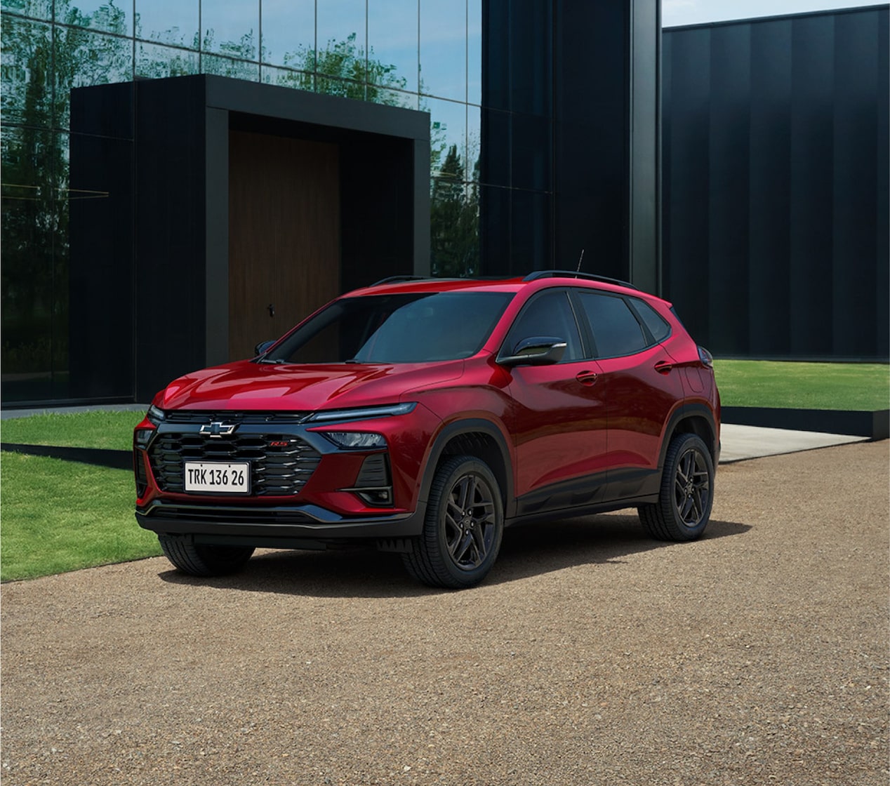 Chevrolet Tracker 2026 color Rojo Jinx estacionado en área urbana