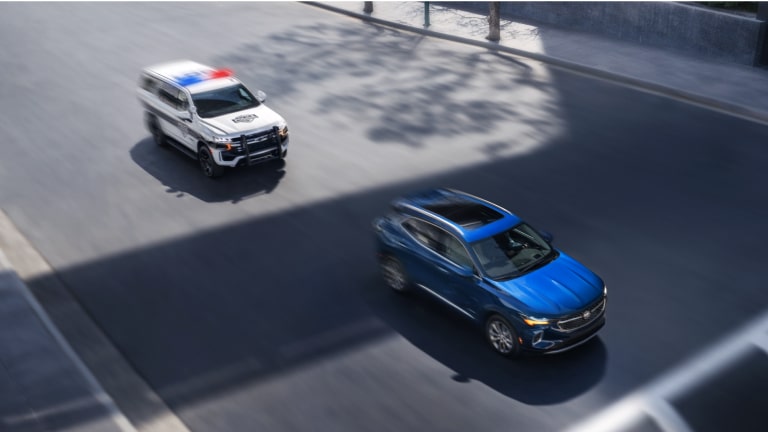 Imagen de un vehículo Chevrolet siendo perseguido por una camioneta de la policía.