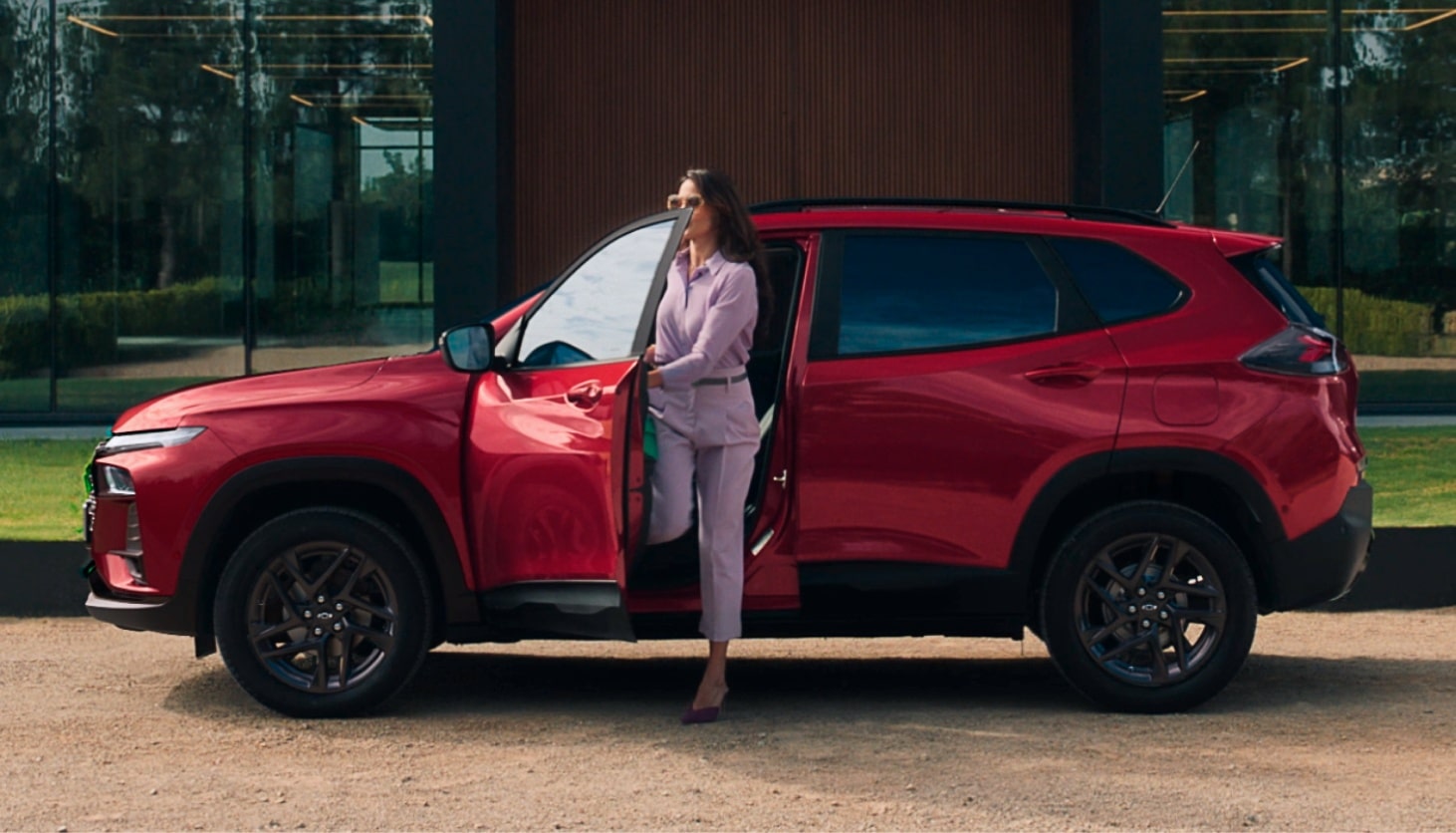 Vehículo Chevrolet rojo en un plan de ahorro Chevrolet Argentina para financiar la compra de un vehículo 0 km.
