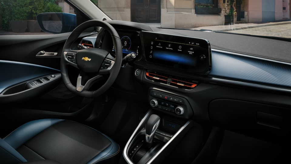 Interior frontal del Onix LT Turbo MT