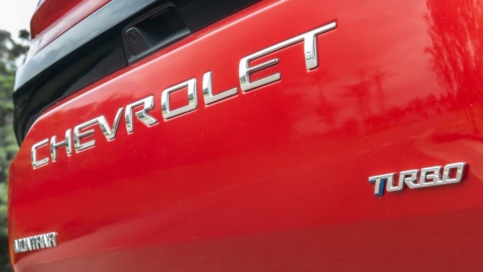 Dale aspecto refinado a tu pickup Chevrolet Montana con el emblema trasero cromado
