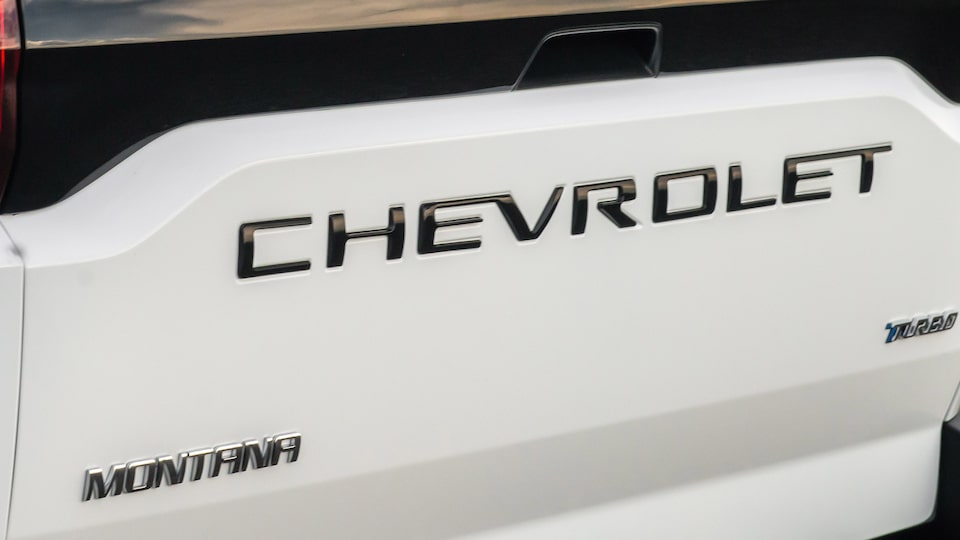 Dale un aspecto sobrio a tu pick up Chevrolet Montana con el emblema trasero negro