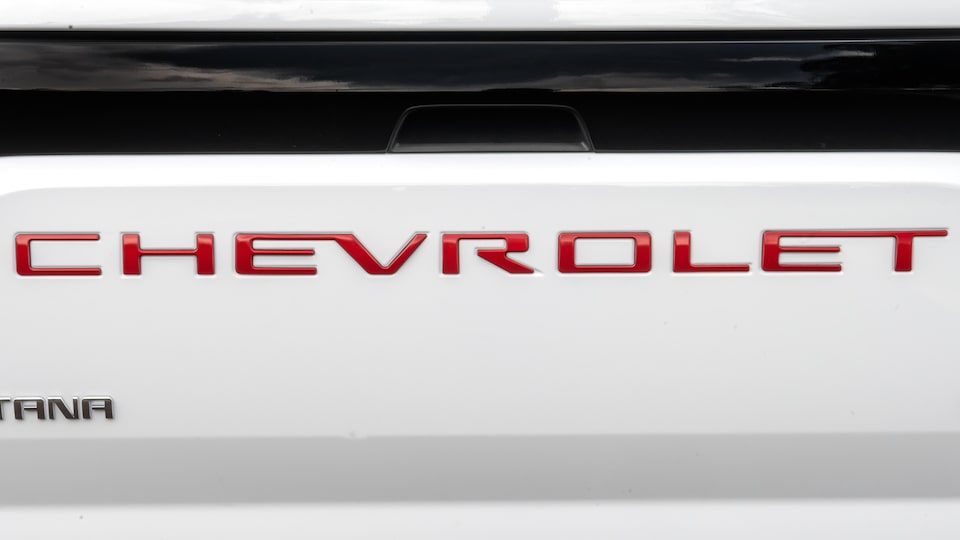 Dale un aspecto exclusivo a tu pickup Chevrolet Montana con el emblema trasero en relieve