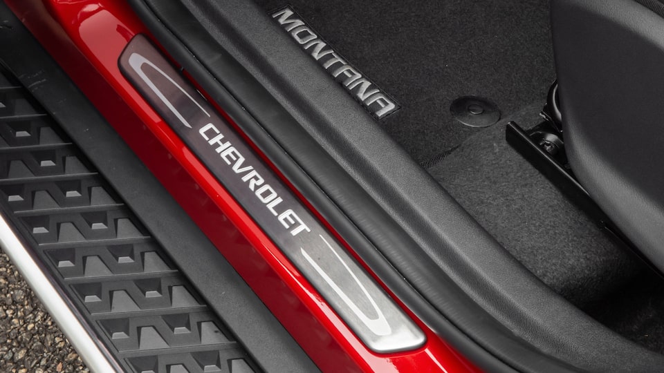 Protege los zócalos tu pickup Chevrolet Montana con los protectores iluminados