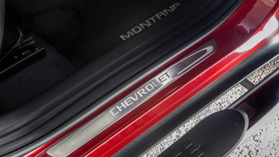 Protegé tu pickup Chevrolet Montana con el protector de zócalo simil aluminio