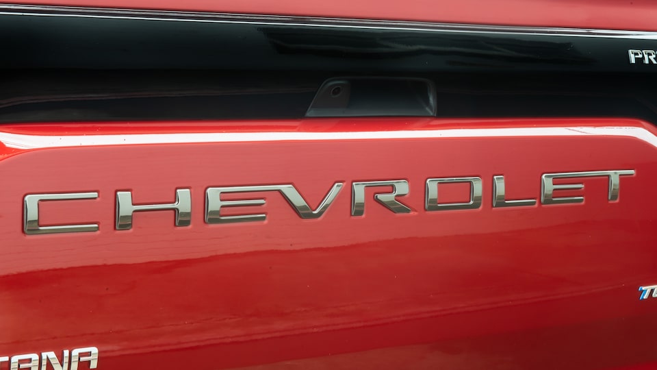 Dale aspecto discreto a tu pickup Chevrolet Montana con el emblema trasero cromado