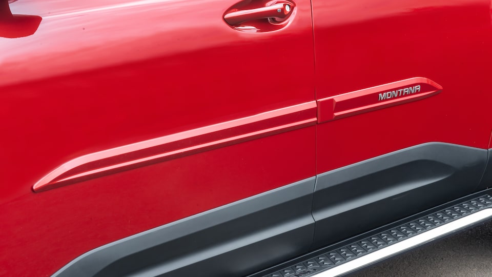 Mejorá el aspecto de la pick up Chevrolet Montana con la moldura lateral de puerta con letras cromadas