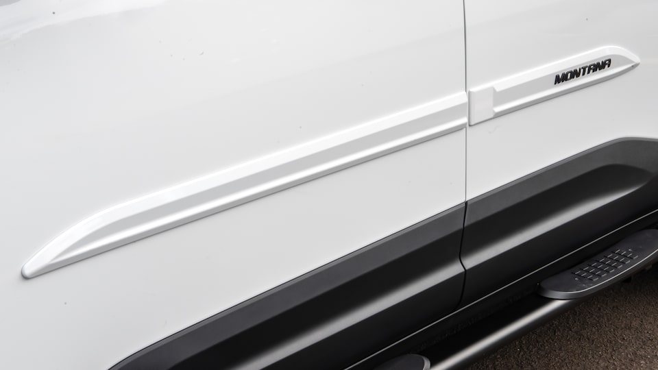 Mejorá el aspecto de la pickup Chevrolet Montana con la moldura lateral de puerta con letras gris oscuro