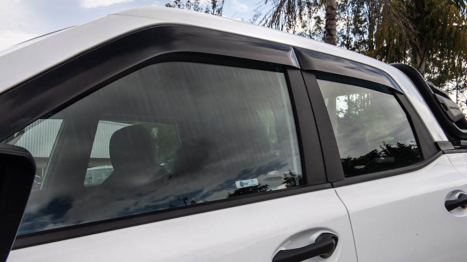 Protegé el interior de tu pick up Chevrolet Montana mientras la ventana está baja con los deflectores