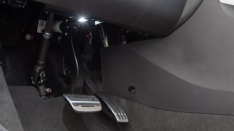 Agregá elegancia a tu pick up Chevrolet Montana con la iluminación de piso delantero