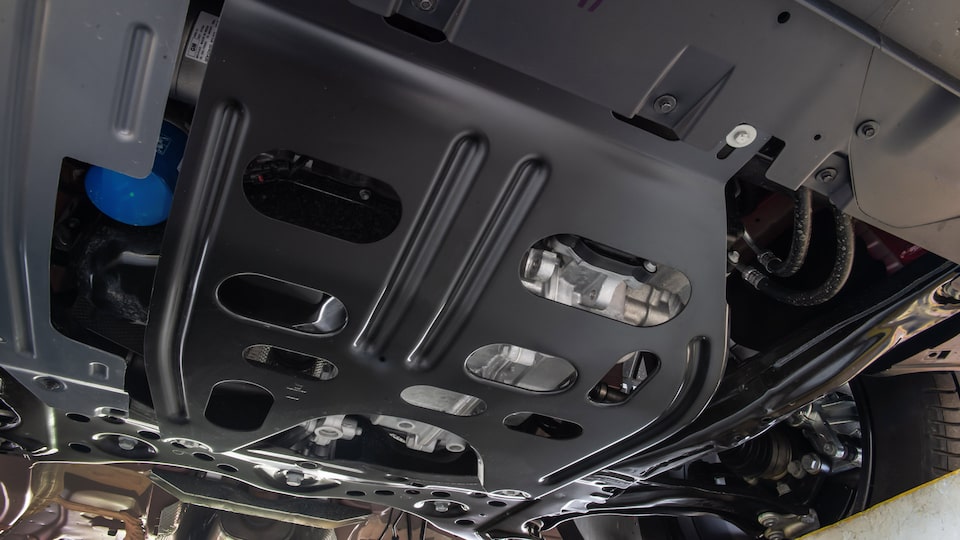 Protegé de impactos tu pickup Chevrolet Montana con el protector de cárter