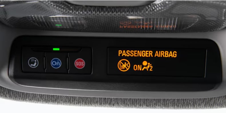Indicador de estado del airbag del pasajero en Chevrolet Montana 2025 con botones de asistencia OnStar