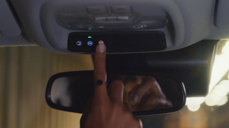 En casos de necesidad, basta apretar un botón para recibir todo el apoyo de la equipe OnStar; en casos de accidente, cuando el airbag (y/o otros sensores) sea disparado, la Central OnStar recibe una notificación automáticamente.