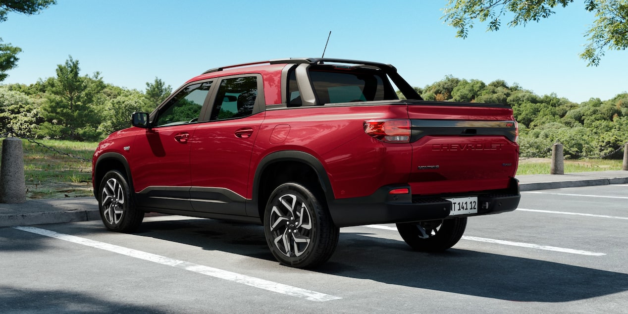 Vista trasera de la Chevrolet Montana 2026 versión RS en color Rojo Jinx estacionada.