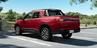 Vista trasera de la Chevrolet Montana 2026 versión RS en color Rojo Jinx estacionada.