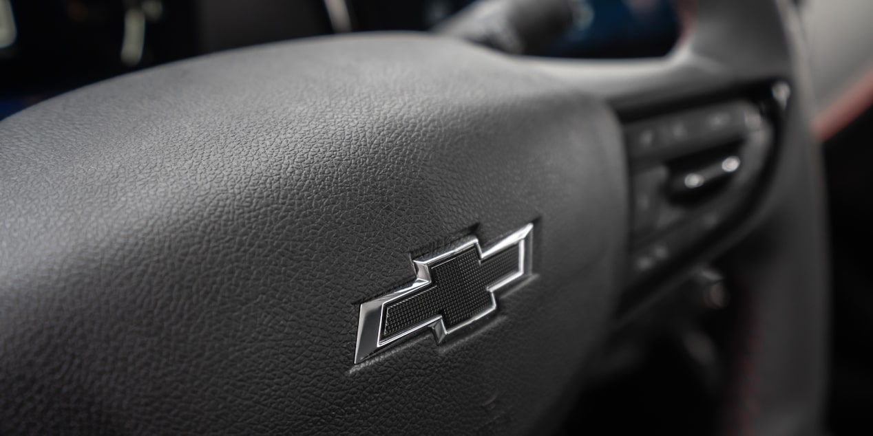 Vista en detalle de la Insignia Chevrolet en el volante de la Chevrolet Montana 2026.