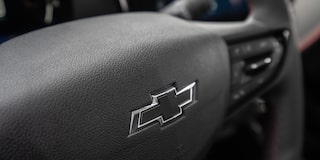 Vista en detalle de la Insignia Chevrolet en el volante de la Chevrolet Montana 2026.