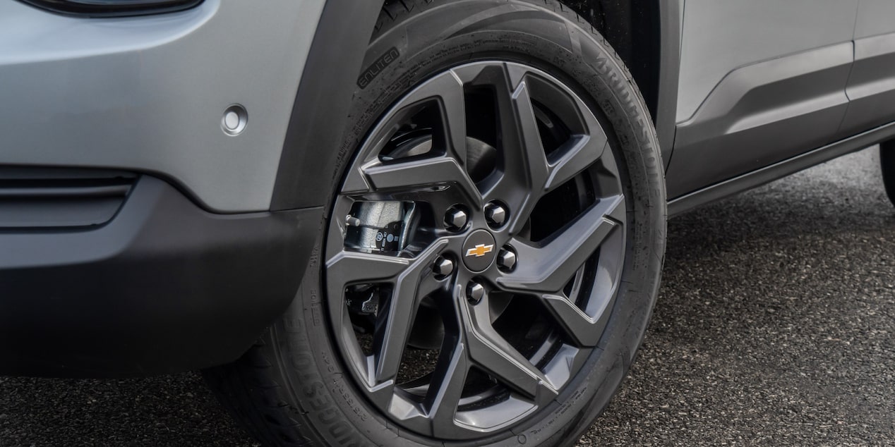 Vista en detalle de las nuevas llantas de alineación de 17 pulgadas de la Chevrolet Montana 2026.