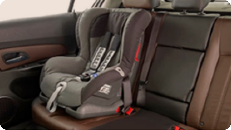 Imagen del interior de la nueva Chevrolet Silverado, mostrando la silla infantil Britax Duo Plus de 9 a 18 kg.