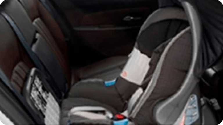 Imagen del interior de la nueva Chevrolet Silverado, mostrando la silla infantil Britax Bebé Confort de hasta 13 kg.