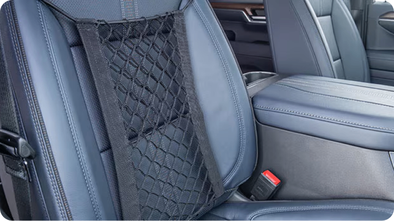 Imagen de la red de conveniencia para asiento instalada en el asiento del pasajero de la nueva Chevrolet Silverado.
