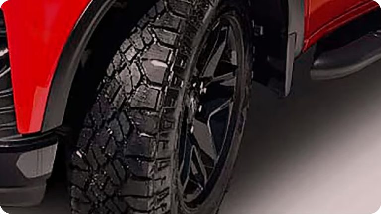 Imagen del marco para guardabarros delantero de color negro instalado en la Chevrolet Silverado. 