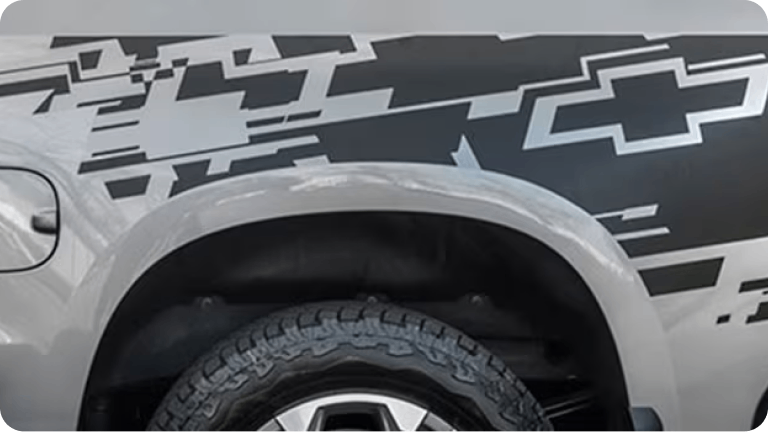 Imagen del kit adhesivo Chevrolet sobre la parte trasera de una Chevrolet Silverado. 