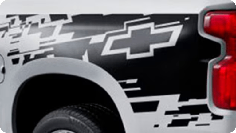 Imagen del kit adhesivo Chevrolet sobre la parte trasera de una Chevrolet Silverado. 