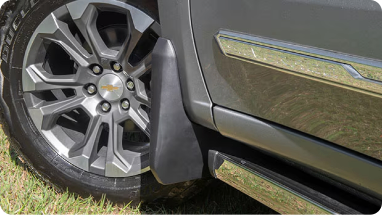 Imagen del marco para guardabarros delantero de colo instalado en la Chevrolet Silverado. 