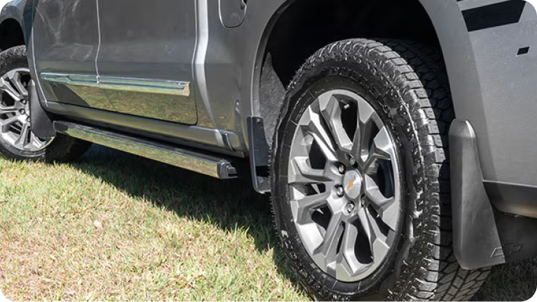 Imagen del marco para guardabarros trasero de colo instalado en la Chevrolet Silverado. 