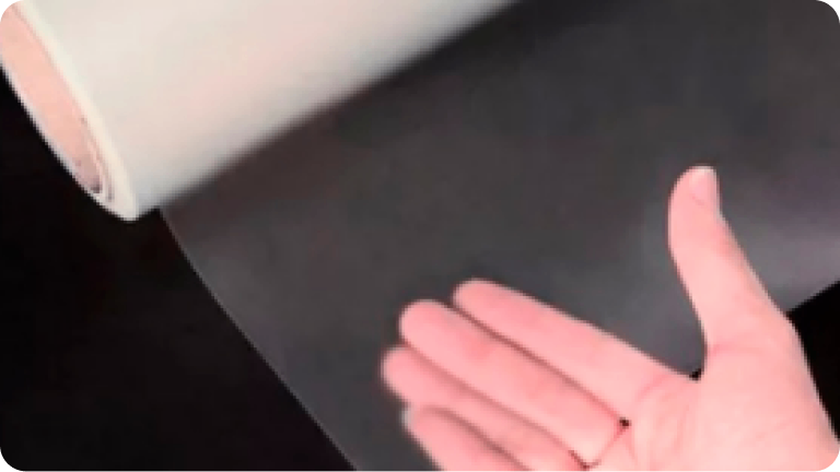 Imagen del rollo PPF en color transparente mate, con una mano sujetándolo.