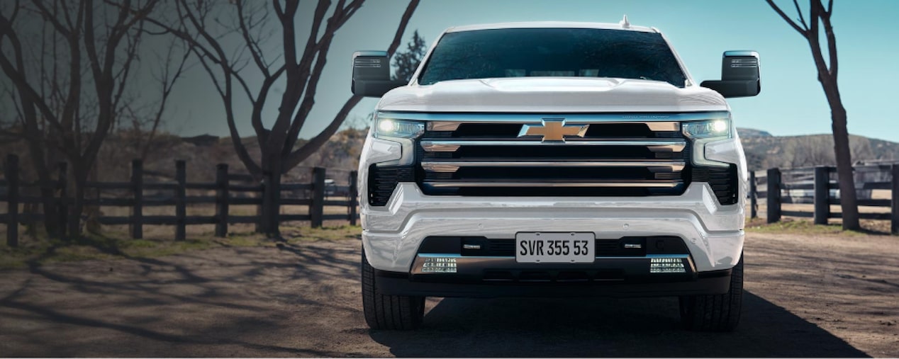 Nueva Chevrolet Silverado, en un camino de tierra dentro de una finca.