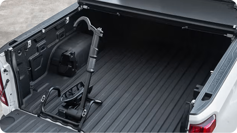 Imagen del portabicicletas para caja, en la caja de una Chevrolet Silverado.
