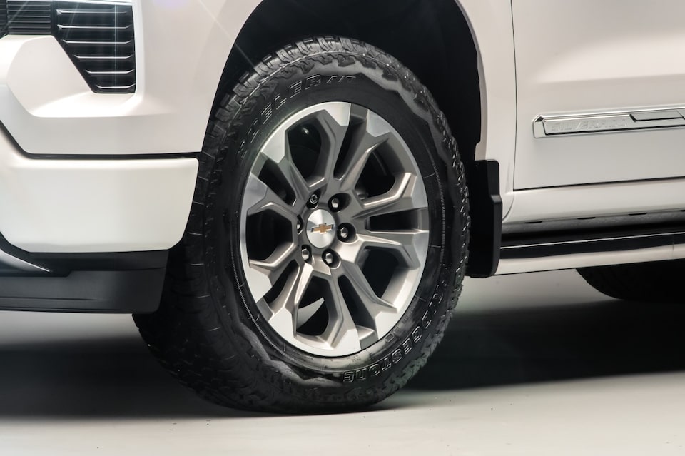 Chevrolet Silverado High Country - vista de la llanta delantera