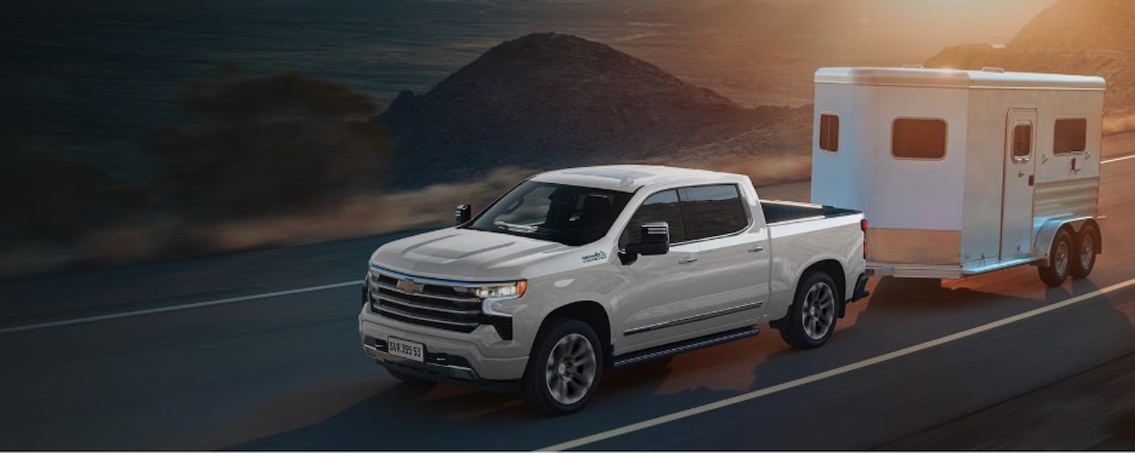 Nueva Chevrolet Silverado, remolcando un tráiler en una ruta.