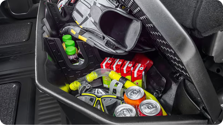 Imagen de la caja organizadora para debajo del asiento, cargada con latas de bebidas y equipo de buceo. 