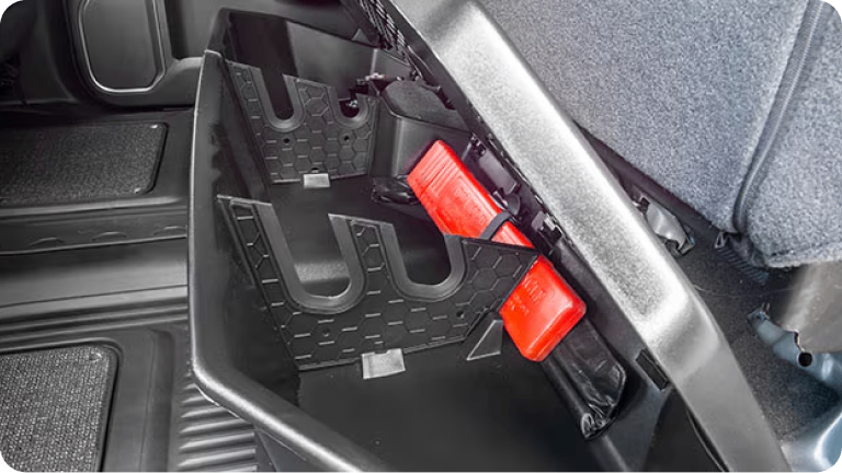 Imagen de la caja organizadora para debajo del asiento vacía. 