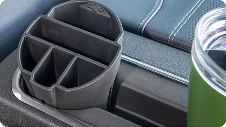 Imagen del organizador interno de portavasos, cargado vacío.