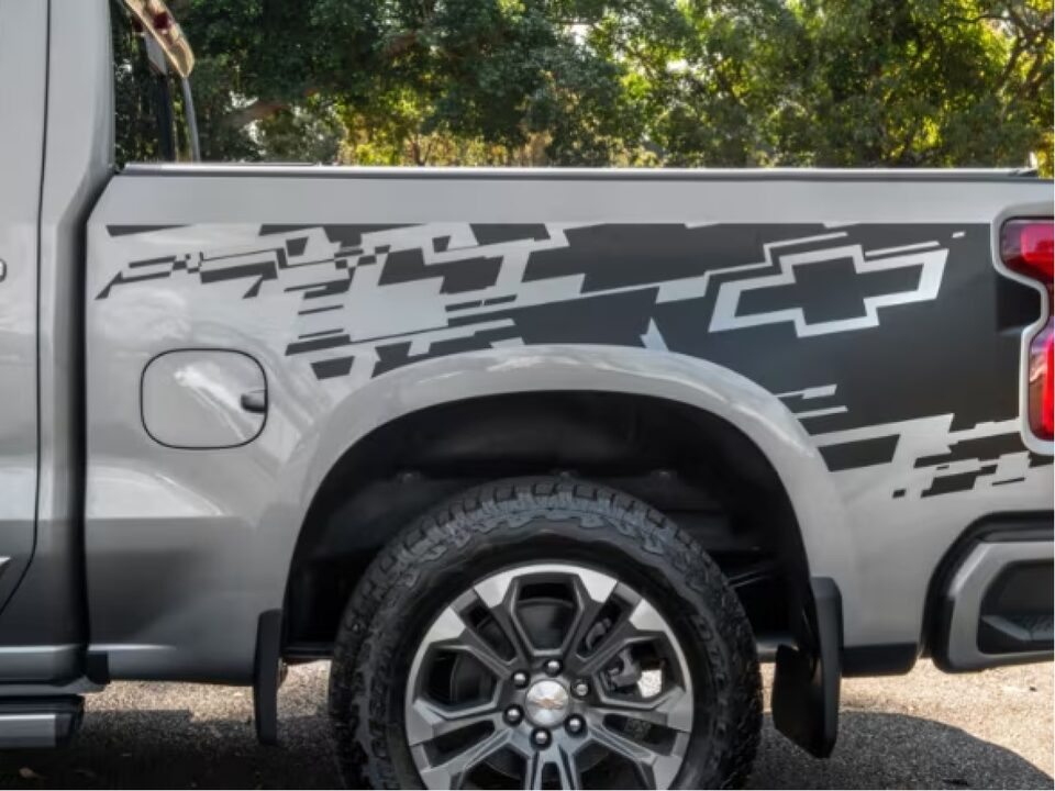 Imagen de la caja de la nueva pick-up Chevrolet Silverado, personalizada con un adhesivo de Chevrolet.