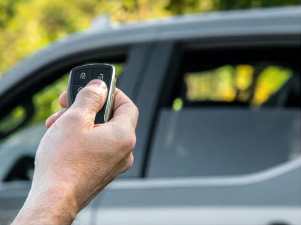Imagen de una mano accionando el control remoto para subir los vidrios de la nueva pick-up Chevrolet Silverado.