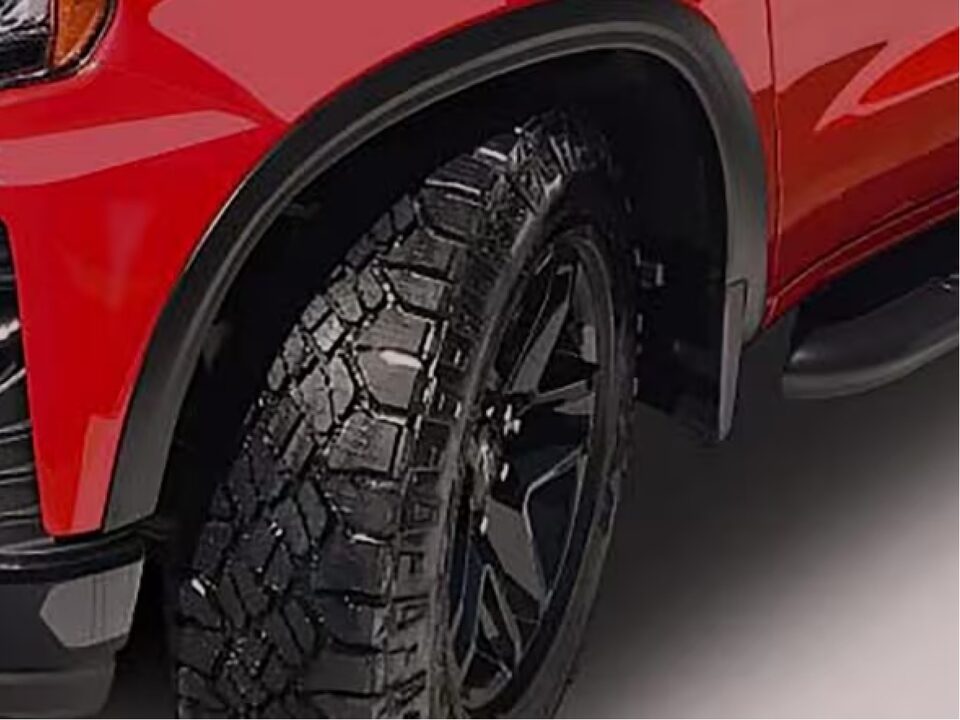 Imagen que destaca el kit de moldura del guardabarros delantero, vendido como accesorio.