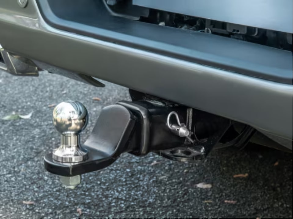 Imagen que muestra el accesorio de enganche de remolque en la parte trasera de la nueva Chevrolet Silverado.