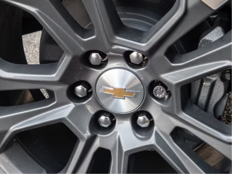 Imagen de la rueda de la nueva Chevrolet Silverado, destacando el accesorio de kit de tuercas antirrobo para las llantas.